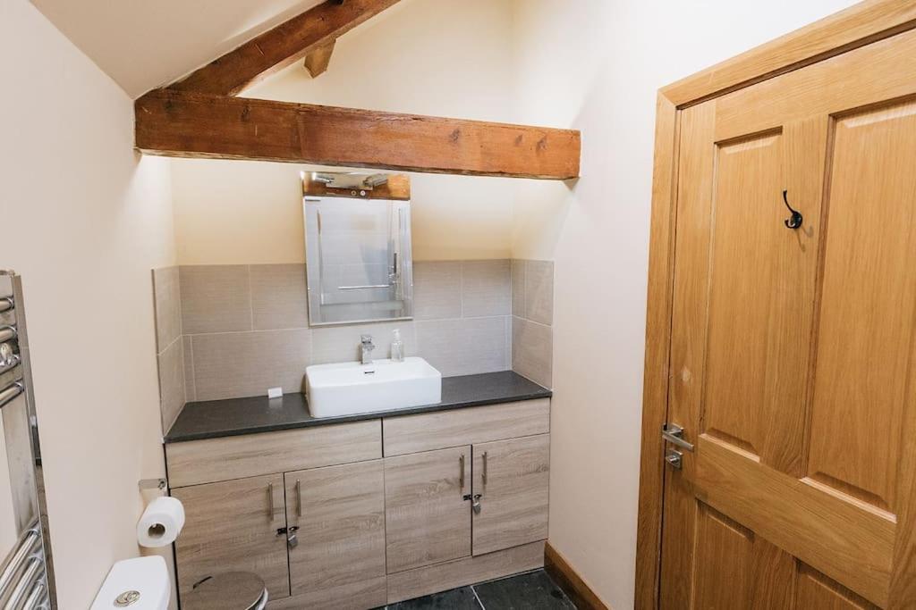 Elm House Barn - Converted One Bed Barn At The Gateway To The District National Park Holiday home